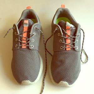 Nike roshe women woman size 8.5 grey peach shoes